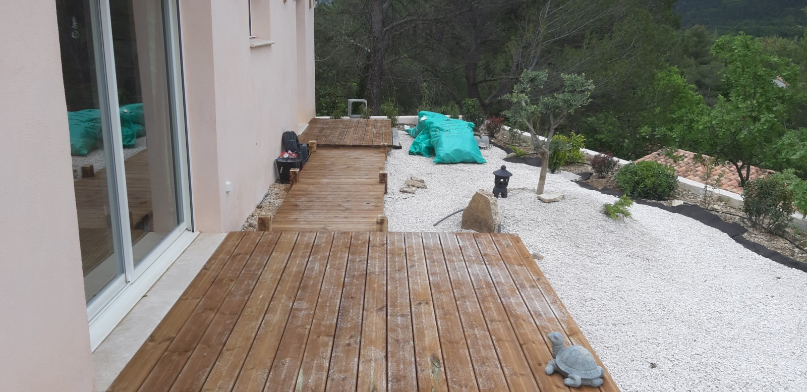 Terrasse en bois finie autour de la maison