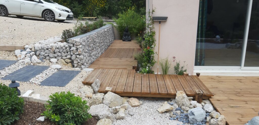 Terrasse bois autour de la maison