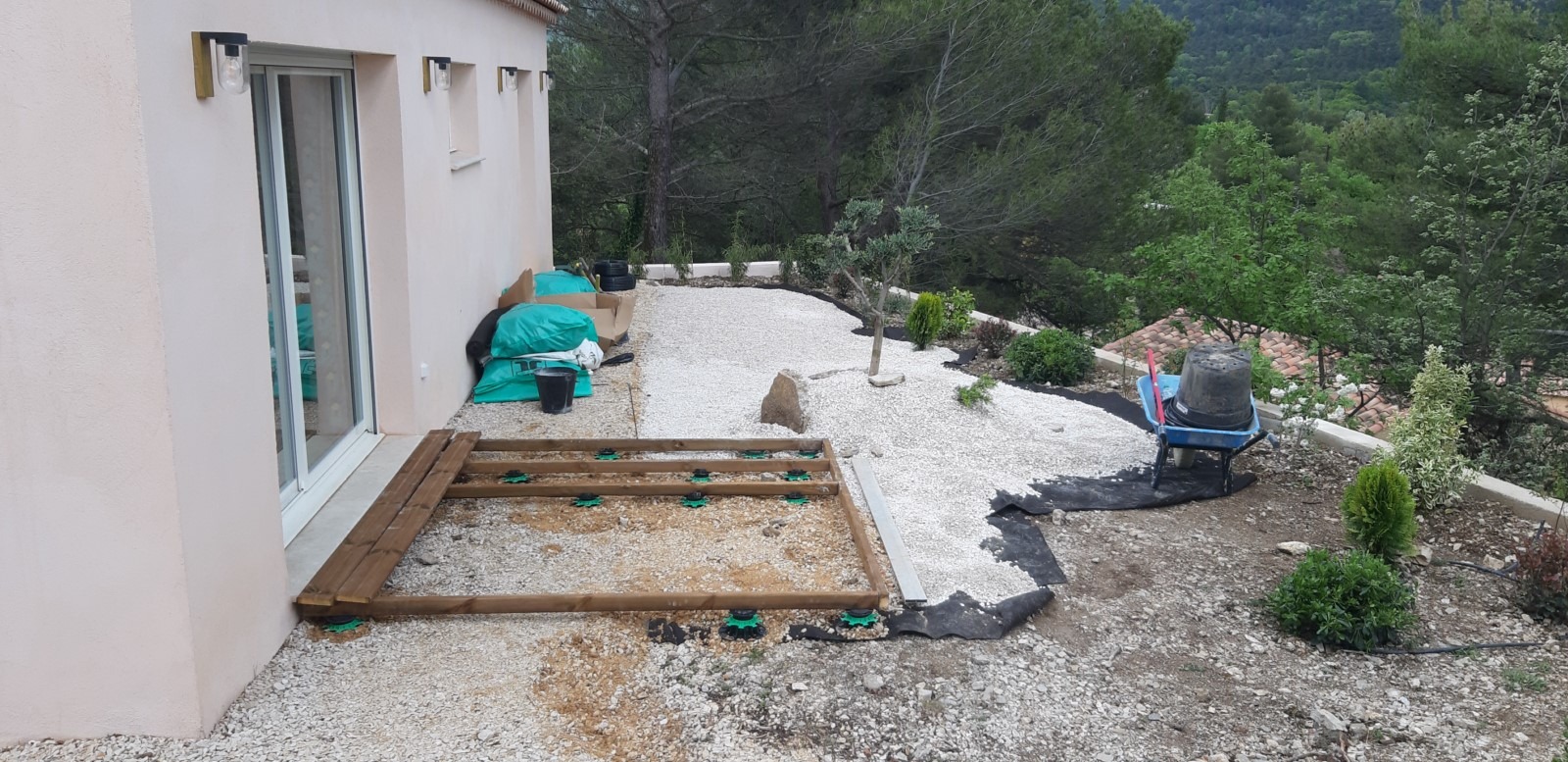 Pose d'une terrasse bois sur un sol déjà préparé