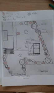 Chemin de gravier rose plan d'aups sainte baume